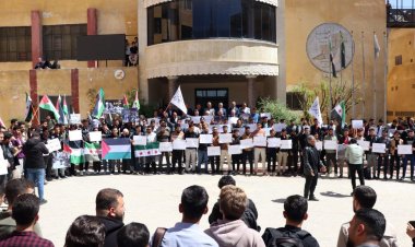 وقفة تضامنية مع أهالي غـ ـزة نظمها طلاب جامعة حلب الحرة في مدينة إعزاز بريف حلب الشمالي