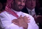 إعلان الرئيس الأمريكي دونالد ترامب عن رفع العقوبات عن سوريا و ولي العهد السعودي الأمير محمد بن سلمان تفاعل مع الإعلان بشكل لافت حيث صفق بحرارة