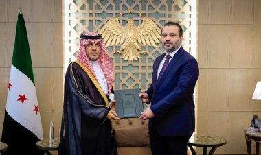 الرئيس السوري أحمد الشرع يتسلّم أوراق اعتماد السفير السعودي فيصل المجفل في دمشق
