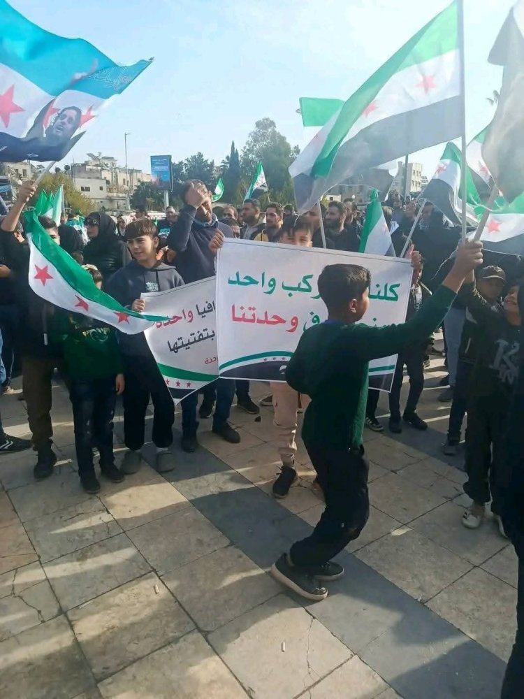 مظاهرة حاشدة في مدينة حلب رفضاً لدعوات التقسيم، واحتفالاً بذكرى عملية ردع العدوان