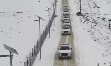 ما تزال التعزيزات العسكرية التابعة للجيش السوري، وقوى الأمن الداخلي تواصل تدفقها نحو محافظة الحسڪة. رتل جديد وصل قبل قليل لمشارف المدينة.