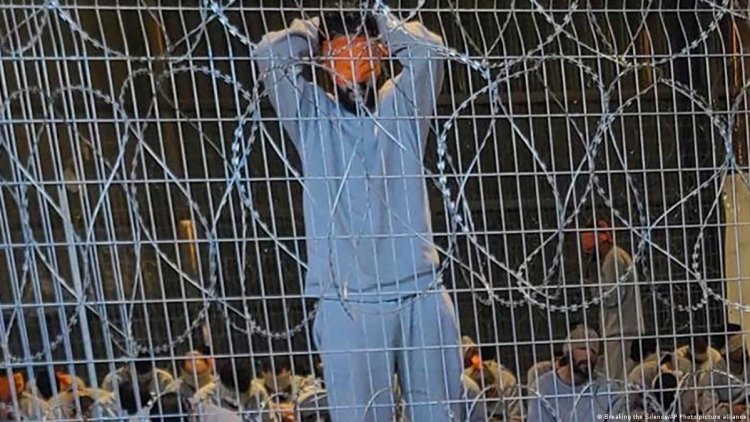 الإفراج عن 8 أسرى فلسطينيين من سجن "سدي تيمان" وسط مزاعم تعذيب