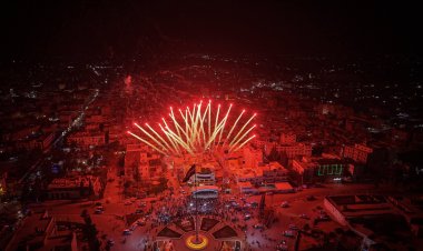 من الاحتفالات الشعبية في الذكرى 15 لانطلاقة الثورة السورية في مدينة إدلب