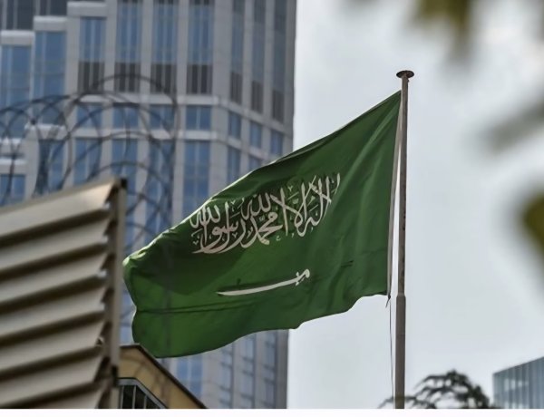 عاجل | وزارة الدفاع السعودية: اعتراض وتدمير 8 مسيرات بعد دخولها للمجال الجوي