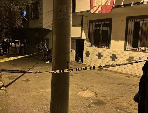 مقتل شابة سورية في مرسين   لقيت شابة سورية ( نور المحمد )  تبلغ من العمر 18 عاما" مصرعها بعد أن أُصيبت برصاصة طائشة في رأسها أثناء شجار مسلح اندلع بين شخصين أتراك في أحد شوارع منطقة توروسلار بينما كانت تقف الشابة أمام منزلها