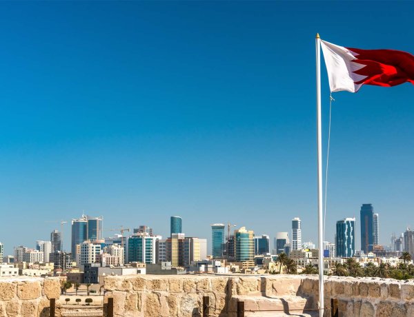 عاجل | الداخلية البحرينية: حريق بمستودع لإحدى الشركات إثر سقوط شظايا والدفاع المدني يسيطر على الحريق دون وقوع إصابات