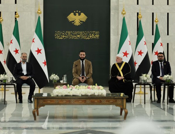 استقبل السيد الرئيس أحمد الشرع اليوم المهنئين بمناسبة عيد الفطر المبارك في قصر الشعب بدمشق، حيث تبادل التهاني مع كبار المسؤولين ونخبة من العلماء ووجهاء المجتمع، إضافةً إلى شخصيات من مختلف فئات المجتمع.