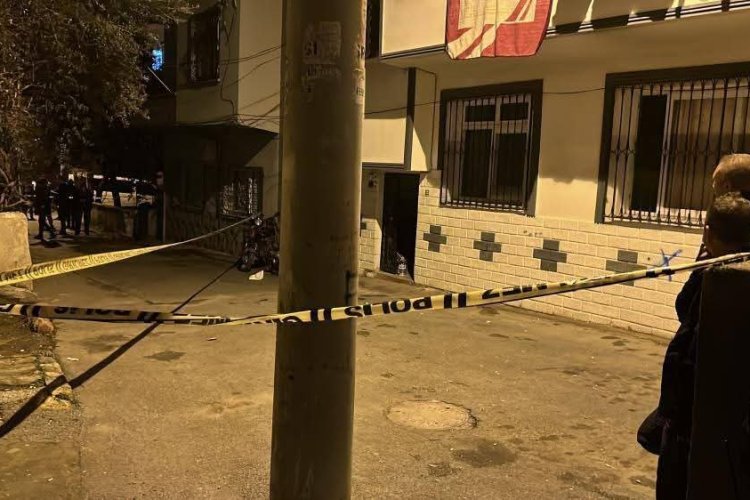 مقتل شابة سورية في مرسين   لقيت شابة سورية ( نور المحمد )  تبلغ من العمر 18 عاما" مصرعها بعد أن أُصيبت برصاصة طائشة في رأسها أثناء شجار مسلح اندلع بين شخصين أتراك في أحد شوارع منطقة توروسلار بينما كانت تقف الشابة أمام منزلها