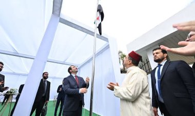 الشيباني يرفع علم سوريا فوق سفارة الرباط إيذانًا باستئناف عملها