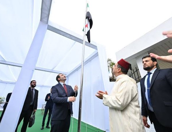 الشيباني يرفع علم سوريا فوق سفارة الرباط إيذانًا باستئناف عملها