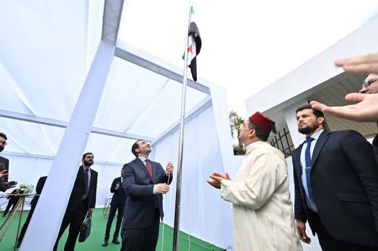 الشيباني يرفع علم سوريا فوق سفارة الرباط إيذانًا باستئناف عملها