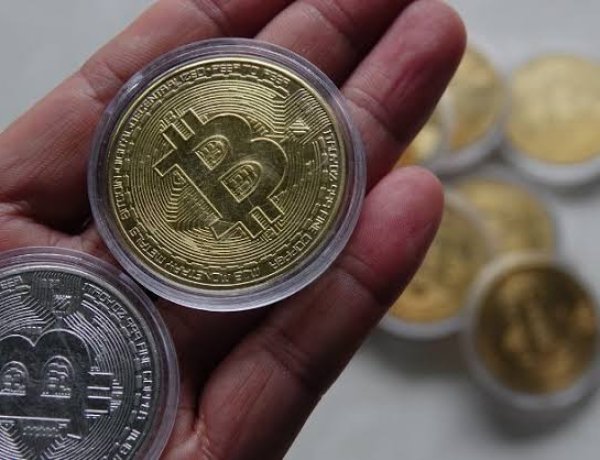 بيتكوين تهبط إلى نحو 60 ألف دولار بعد موجة بيع واسعة
