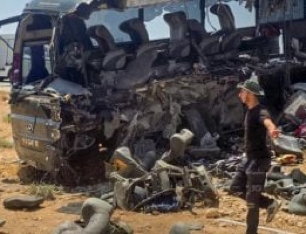 طريقٌ يبتلع أحلام العابرين... مأساة جديدة على طريق دمشق – دير الزور