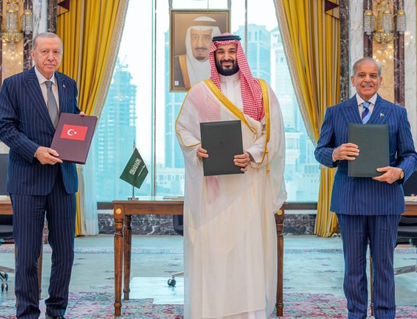 رويترز: اتفاق مكة للدفاع المشترك يعزز التقارب الأمني بين الدول الإسلامية