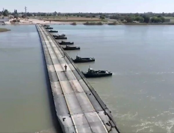 الجيشان السوري والتركي ينجزان تركيب جسر عائم فوق الفرات في الميادين