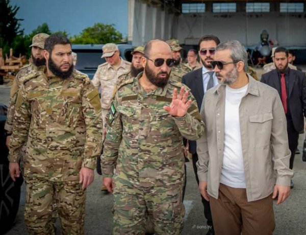 الشيباني يتفقد مطار اللاذقية الدولي ويجتمع مع مسؤولين روس