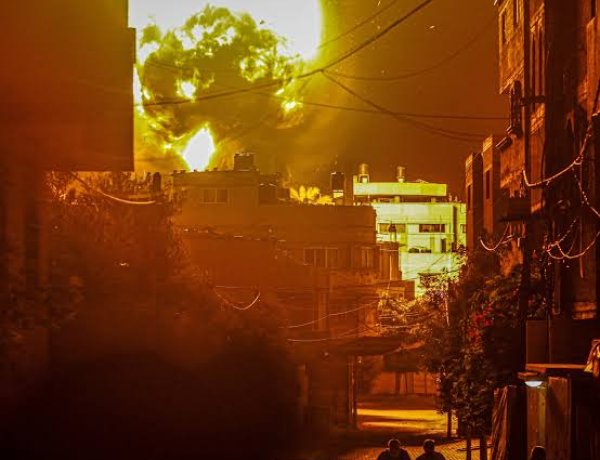 دمار واسع في مخيم المغازي وسط قطاع غزة جراء غارات إسرائيلية استهدفت منازل سكنية