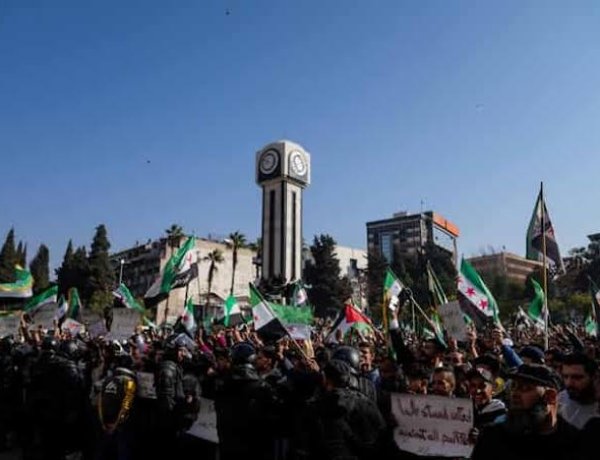 تجمع شعبي في حمص رفضاً للاعتداءات الإسرائيلية على القنيطرة ودرعا وتأكيداً على وحدة سوريا