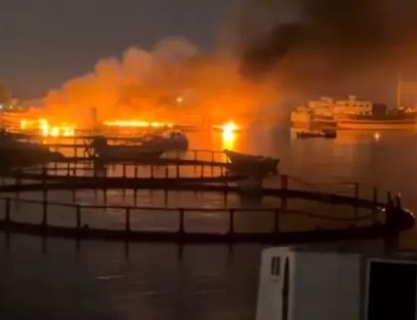 الحرس الثوري الإيراني يعلن انفجار ناقلة رابعة إثر اصطدامها بلغم بحري في مضيق هرمز